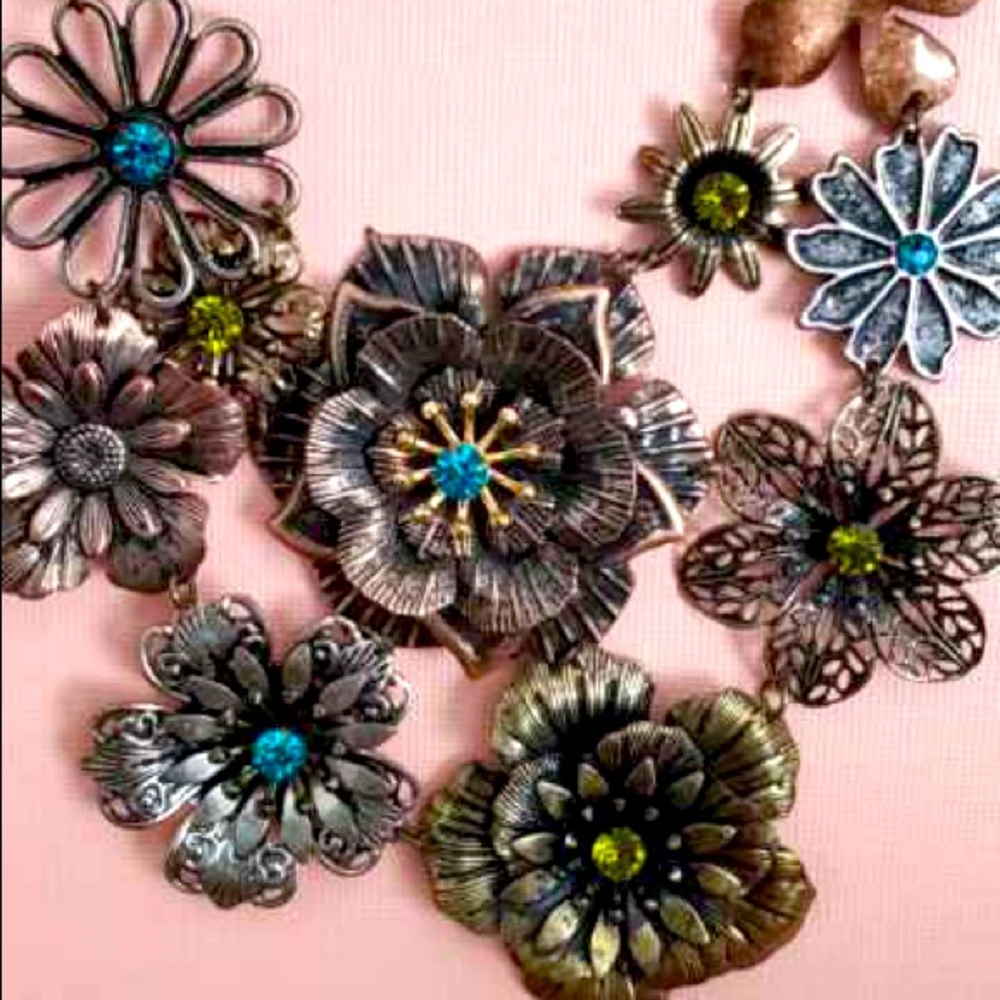 Flower necklace 🌺